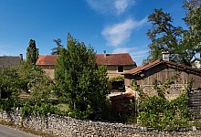 Renovated stone barn with 180m² of living space, in the heart of the Périgord Noir, close to all amenities in a quiet but not isolated setting.