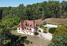Imposant landhuis-huis met zwembad op 2,5 hectare privé gelegen grond in de heuvels nabij een typisch Frans dorpje, .