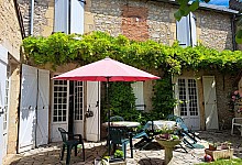 In the Périgord Noir, in the centre of MONTIGNAC-LASCAUX, beautiful large stone manor house in need of updating, with outbuilding, land and well.