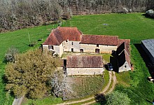In Périgord Noir, close to one of the most beautiful villages in the Vézère Valley, magnificent old farmhouse and its numerous outbuildings, in need of renovation, set in over 1.5 hectares of land. A rare find!
