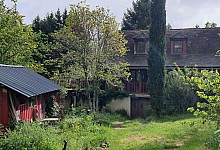 En Périgord Noir, sur les hauteurs du village de Plazac, située au calme à l'extrémité d'un petit hameau très calme dans un bel environnement avec vue sur la campagne, maison de charme d'environ 125 m² habitables sur plus de 3000 m² de terrain.