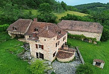 Proche FIGEAC authentique ensemble en pierre, maison, grange sur terrain de 9560 m²