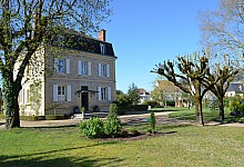 Au coeur d'un charmant petit village du Périgord Noir, très belle propriété du 19ème siècle d'environ 270m² habitables. Piscine. Dépendances. Terrain de 3700 m².