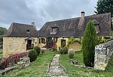 Périgord Noir, dans une vallée calme, entre Montignac, Plazac et Thenon, propriété de caractère comprenant la maison et une belle grange sur un terrain de 2400 m² environ.