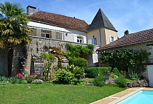 In the Périgord Noir, beautiful house with park, swimming pool and outbuilding in a village with small shops. Ideal for a large family house, possibility of chambres d'hôtes. Quiet location. Between Brive and Périgueux.