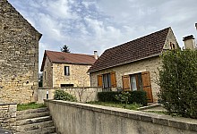 Near Sarlat and 20 minutes from Montignac-Lascaux, set of three renovated houses and a barn on land of about 3400 m².