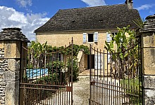 Character property with swimming pool in the Vézère Valley, 5 minutes from Montignac. Beautiful house with a large living room, outbuilding. Garden of about 1800 m².

