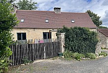 In Perigord Noir, in a quiet hamlet less than 10 minutes from Montignac, character house with pretty garden.