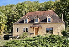 En Périgord Noir, grande maison périgourdine récente d'environ 280 m² habitables avec une grande pièce de vie de 120 m². Piscine.