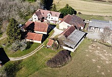 En plein coeur du " Triangle D'Or", formé par Sarlat, Montignac et Les Eyzies, ancienne ferme sur 7 hectares offrant d'importantes possibilités.