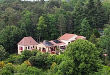 Exclusivité! Nichée dans un coin de verdure sur les hauteurs de Montignac avec très belle vue, propriété comprenant une grande maison principale et une maison d'amis sur 1,6 ha. Piscine couverte. Nombreuses terrasses.