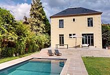 Belle maison de village, très lumineuse, entièrement restaurée en 2023 avec jardin d'environ 1400 m². Superbe piscine équipée. Bâtisse refaite à neuf ( charpente, toiture, chauffage, huisseries,...).