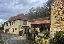 Propriété en Périgord. Dans un des plus beaux villages du Périgord Noir, propriété sur 4800 m² comprenant maison, grange et dépendances.