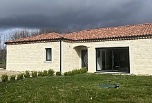 En Périgord Noir, entre Sarlat et Montignac-Lascaux, vaste maison contemporaine, très confortable ( classée A ) et lumineuse, avec une superbe pièce de vie, développant 188 m² habitables plus un double garage attenant. Jardin clos de 2157 m².