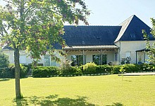 En Périgord Noir, dans un charmant village proche du Lot et de la Corrèze, grande et récente maison offrant de nombreuses possibilités.